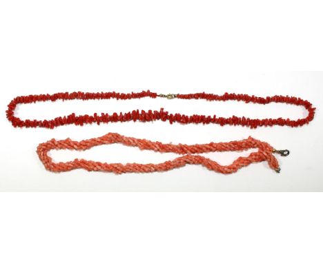 Perl- Korallen u. Modeschmuck: sowie Armbanduhren. Reichhaltiges Konvolut aus u.a. 2 Korallenketten, Perlkette u. Armband, Mo