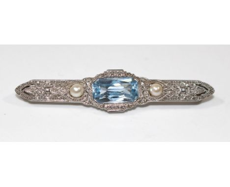 Stabbrosche Art Deco: 935 Silber. Pforzheim um 1930. Brosche mit 2 Halbperlen u. wohl facettiertem Aquamarin o. Blautopas. Pu