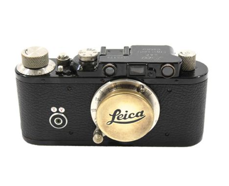 Leica I: Umbau zu Leica II. Seriennummer 25173. Gehäuse schwarz, Objektiv Elmar 1:3,5 f 5 cm. mit Orig.-Objektivdeckel. Front