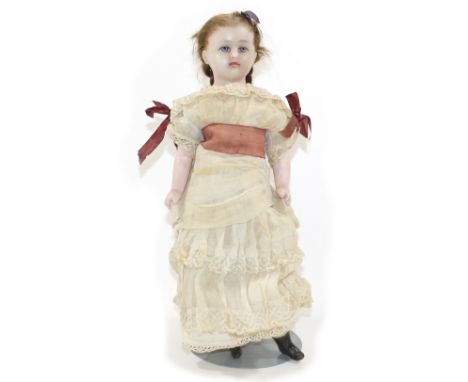 Biedermeier Wachspuppe: um 1860. Kleine Mädchenpuppe wohl Pappmacheé Wachs überzogen. Brustblattpuppe mit blauen Augen. Stoff