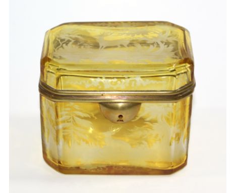 Zuckerdose Böhmen um 1860.: Farbloses Glas, gelb lasiert. Messingmontur. Auf Deckel u. 4 Schauseiten mit reich graviertem Jag
