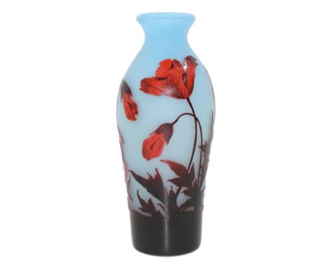 Jugendstil Cameo Vase: Ecole de Nancy. Um 1910. Hellblaue Pate de verre, Überfangglas mit floralem Ätzdekor. Mohnblumen. Ähnl