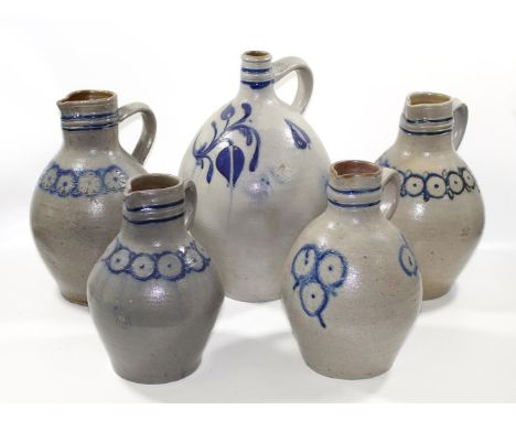 Westerwälder Steinzeugkrüge: 5 Krüge 18./19.Jh. Steinzeug mit Salzlasur. Blaue Medaillons. Guter Zust. H: 29 - 36 cm.   R