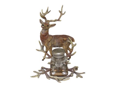 Tintenfaß Hirsch: Bleifigur mit Kaltbemalung u. Geweihstangen mit Tintenbehälter aus Glas. Um 1900. Ähnlich den Wiener Bronze