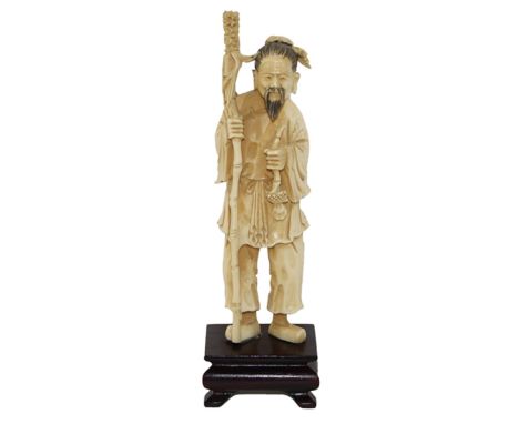 China Elfenbein Weiser: mit Wanderstab. Elfenbeinfigurine auf Holzsockel um 1920. Feine Schnitzarbeit. H: mit Sockel 18 cm.  