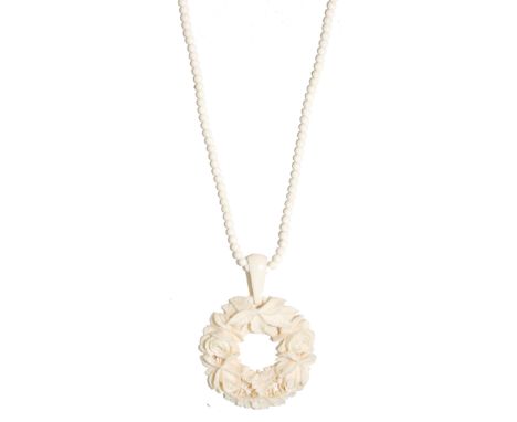 Prächtiges Elfenbeincollier: Erbach um 1900. Collier mit Schraubverschluß u. verlaufenden Elfenbeinperlen. Darunter kranzförm