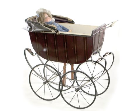 Puppenwagen mit Porzellankopfpuppen: u. Puppenbett. Puppenwagen um 1890. Mit gefedertem Korb. Bezug noch in Ordnung. Gehäkelt