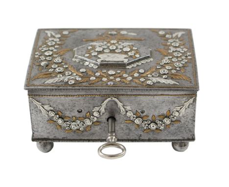 Eisentruhe en miniature.: Miniaturtruhe, Eisen um 1800. Truhe auf 4 Kugelfüßen. Reliefdekor mit Silber- u. Bronzeeinlagen. De