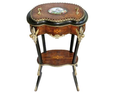 Jardiniere Napoleon III: mit Porzellanmedaillon. Feine Jardiniere mit Marqueterie. Reicher Messingzier 4-seitig mit Greiffen.