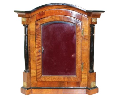Modellvitrine, Schaukasten: en Miniature. 19.Jh. Kasten mit halbrundem Dach. seitlich teilebonisierte Säulen. Messingappliken