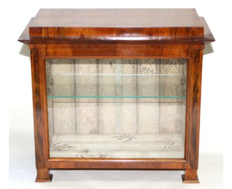 Modellvitrine, Schaukasten: Biedermeier. Wohl süddeutsch Freiburger Raum um 1840. Front u. Ablage verglast. Rückwand, Seitenw