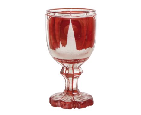 Gefußter Ansichtenbecher Freiburg.: Um 1860. Transparentes Glas mit rubinroter Lasur. Tiefschnitt mit Ansicht des Münsters in
