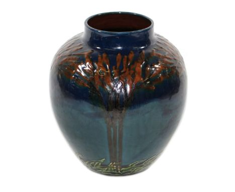 Laeuger, Max.: Große bauchige Vase.  mit Bäumen. Bodenmarke geritzt u. geprägt. MLK__ Muster gesetzl. geschützt, sowie S u. 7