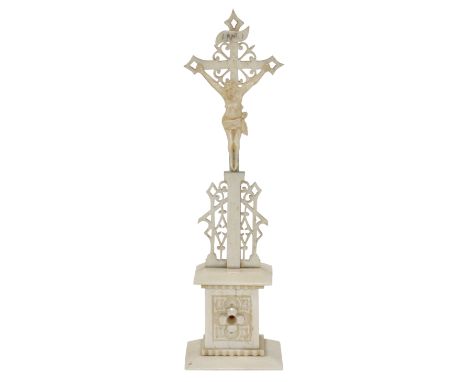 Elfenbein Hauskreuz: Kleines Kreuz, fein aus Elfenbein geschnitten, für Hausaltar. Christus zu Kreuze mit nebeneinander liege