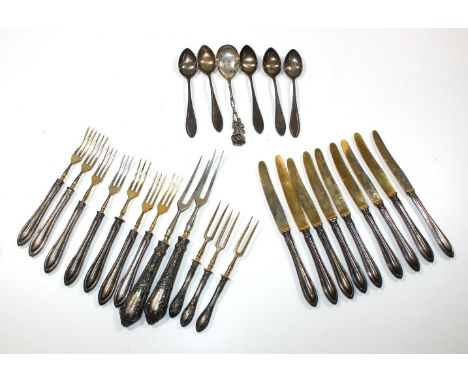 Silber u. versilbertes: 5 Serviettenringe mind. 800 Silber u. Löffelchen 835 Silb. Gewicht 206 g. Dazu mehrere Teile 800 Silb