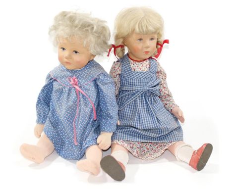 Käthe Kruse.: 2 Puppen 2.H.20.Jh. Mädchen u. Babypuppe. Leichte Alterssp. Fundzustand angestaubt. H: je 50 cm.   R