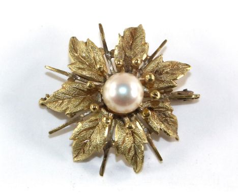 Perlbrosche 585 GG.: Blumenförmige Brosche mit Perlbesatz. D: 2,7 mm. Gew. 5,9 g.   Original-Juwelierrg. von 1974 o. 79 beili