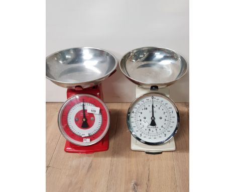2 MODERN KITCHEN SCALES IN RED AND CREAM