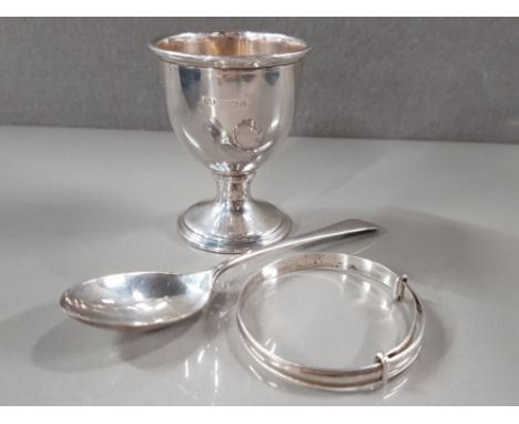 HALLMARKED 1963 BIRMINGHAM SILVER CHRISTENING SET PLUS SILVER BANGLE HOUSED IN ORIGINAL BOX 41.9G