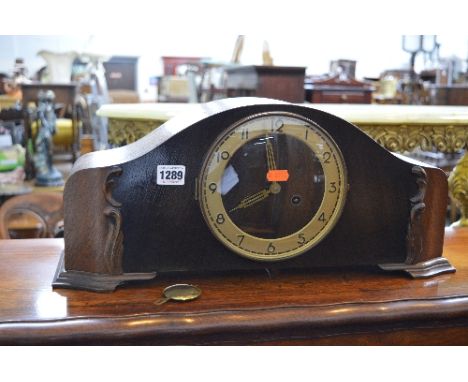AN OAK CASED MANTLE CLOCK (pendulum)