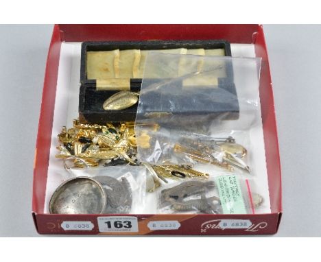 A TRAY OF MIXED COSTUME JEWELLERY to include silver brooch, three cap badges, spoon etc