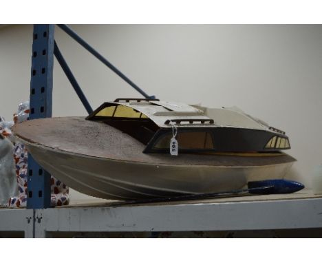 A MODEL CABIN CRUISER/SPEED BOAT, missing engine, length approximately 122cm (in need of attention)