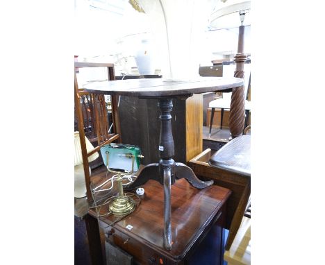 A GEORGIAN OAK CIRCULAR TILT TOP TRIPOD TABLE