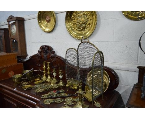 A QUANTITY OF MISCELLANEOUS BRASS, comprising of a three fold fire screen, various plaques, horses brasses, candlesticks, fir