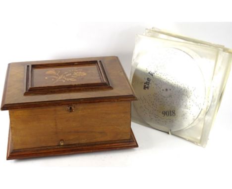 A late 19th/early 20thC walnut table polyphon, the lid inlaid to the top with marquetry flowers, inset internally with a prin