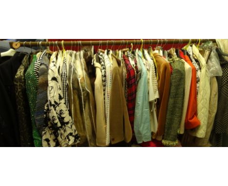 A quantity of ladies vintage clothing, to include a fawn coloured velvet blazer, leopard print jacket, wool duffle coat, abst