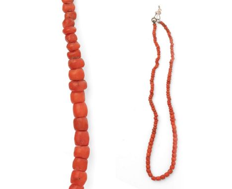 A vintage coral necklace of graduated naturalistic form, 40cm long, 13.1g.