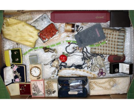 A mixed collection of items to include Elgin pocket watch a/f, silver ballerina brooch a/f, brooches, thimble, early paste co