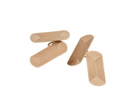 A pair of 9ct gold chain link cuff links of curved rectangular form with engine turned decoration, 3.7g.
