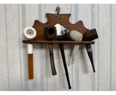 Wooden Pipe Holder for six pipes, with five vintage pipes, to include a Meerschaum pipe, a Churchwarden Long Pipe, a Ropp-Sup