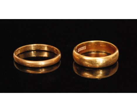 Two 22ct gold wedding bands, total weight 7.1g, ring sizes I and K (2)