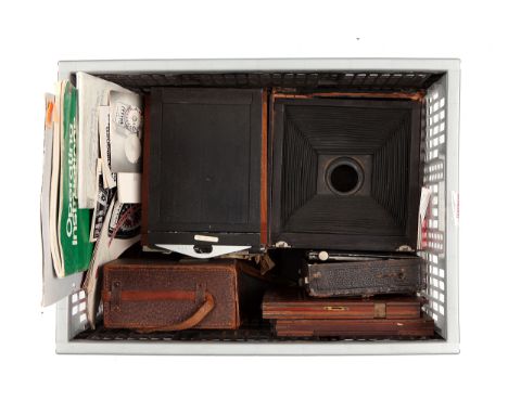 A Premo Plate Camera, together with a Voigtlander, with various DDS and plates (a lot)