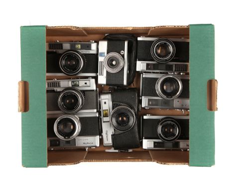 A Selection of Minolta Cameras, including 7s, M, Easy Flash and others, with four cases (a lot)