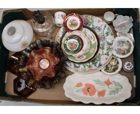 A mixed collection of ceramic and glass items to include: Carnival glass bowls, oil lamp etc 