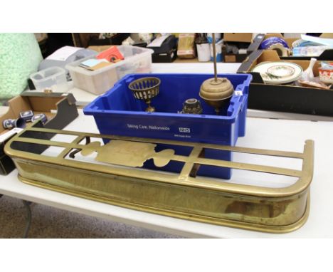 A mixed collection of brass ware items: brass Victorian range/box fender, oil lamp etc. 