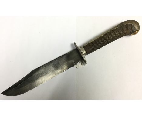 British Bowie knife with unmarked 205mm long blade. Overall length 360mm. Checkered wooden grips. Pommel inset with a Kings C