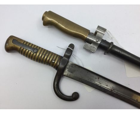 WW1 French Lebel Bayonet with 52cm long cruciform blade. Overall length 64cm. Serial numbered 48512. Complete with scabbard. 