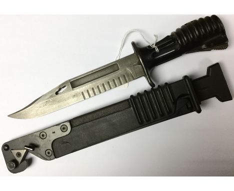 British Army SA80 Bayonet with 175mm long Bowie type blade. Overall length 280mm. Complete with scabbard with wire cutter, sh