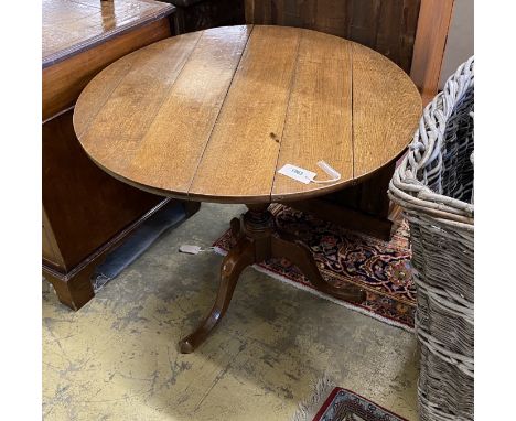 A George III circular oak tripod tea table, diameter 82cm, height 67cm