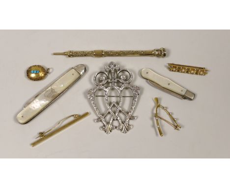 Sundry jewellery etc. including a Victorian yellow metal and turquoise set oval pendant, 19mm, two yellow metal and seed pear