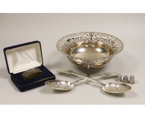 A George V pierced silver bowl, Mappin &amp; Webb, Sheffield, 1916, 20.1cm, 10.4oz, together with a pair of Victorian silver 