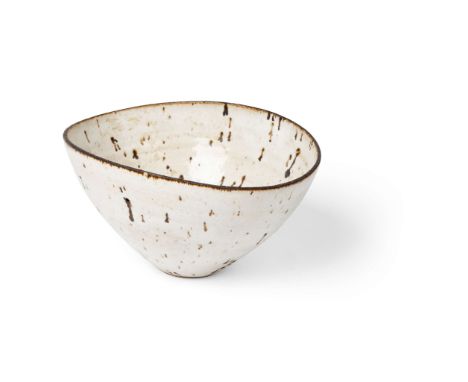  DAME LUCIE RIE D.B.E. (AUSTRIAN/BRITISH 1902-1995) SERVING BOWL, c.1955 impressed maker’s mark, stoneware with oatmeal glaze