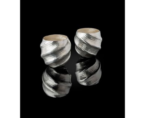  SANG-HYEOB 'WILLIAM LEE' (KOREAN/BRITISH CONTEMPORARY) PAIR OF 'SWIRL' BEAKERS, 2018 stamped maker's mark, 999 and hallmarke