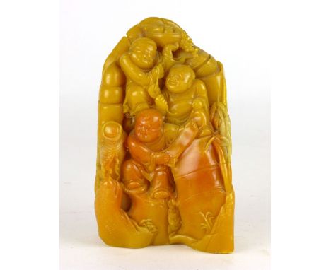 A Chinese amber coloured boulder sculpture with three figures h. 15 cm CONDITION REPORT: Some slight knocks