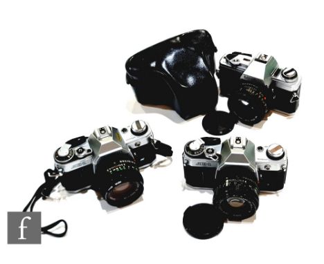 A collection of cameras, to include a Canon AE-1 with Canon 50mm 1:1.8 lens serial number 4174527, Minolta X-300 with Minolta