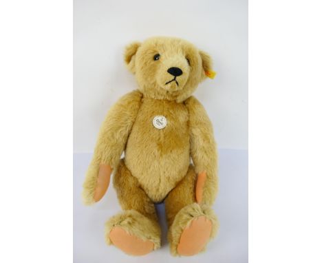 Steiff - An unboxed Steiff mohair 1906 replica bear - Bear is numbered #000256 and has yellow Steiff buttoned tag to its left